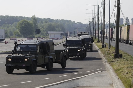 Transportor blindat al Armatei Române, care se îndrepta către un exerciţiu, descoperit cu scurgeri de material lichid de poliţiştii din Germania / Tehnica militară a fost îmbarcată pe trailere  