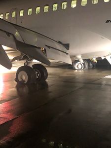 UPDATE - Un avion Fly Egypt care venea de la Hurghada a aterizat la Cluj-Napoca având un incendiu la trenul de aterizare/ Pasagerii au fost evacuaţi/ Mai multe curse aeriene vor avea întârzieri de circa două ore  - FOTO, VIDEO