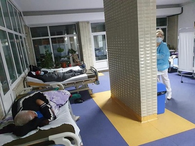 Deputat PNL: ”Imaginea disperării” la Buzău - paturi în holul Spitalului judeţean, pacienţi care aşteaptă să se elibereze un loc pentru a fi internaţi şi ambulanţe care aşteaptă - FOTO