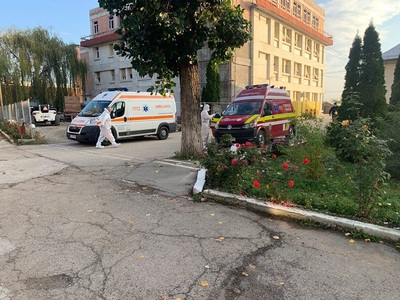 UPDATE - Instalaţia de oxigen a Spitalului din Târgu Cărbuneşti s-a defectat, pacienţii fiind evacuaţi şi ventilaţi în ambulanţe /80-90 de pacienţi cu COVID-19 necesită oxigen /Două persoane în stare gravă au decedat /Precizările managerului - FOTO, VIDEO