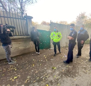 Intervenţie a Gărzii de Mediu la solicitarea jurnaliştilor, lângă Bucureşti, unde sunt arse ilegal deşeuri / Comisarii au plecat, afirmând că mai mulţi cetăţeni de etnie romă au devenit agresivi, iar poliţiştii au fost solicitaţi pentru alte misiuni-FOTO
