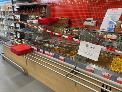 Zonele alimentare din patru hipermarketuri Auchan din Bucureşti, propuse pentru închidere temporară, în urma unor controale ale ANPC/ S-au găsit fructe mucegăite, produse expirate, vitrine cu rugină sau vopsea exfoliată, insecte moarte şi fire de păr - FO