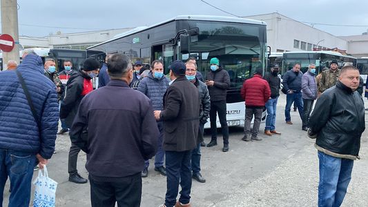Iaşi - Şoferii Companiei de Transport au reluat protestele. Doar 12 autobuze sunt pe traseu, conduse de şoferi aduşi din afara societăţii