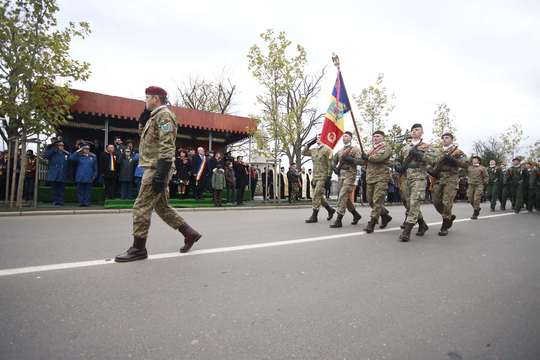 Parade militară pe Calea Eroilor din Buzău - Foto: Ciprian Sterian
