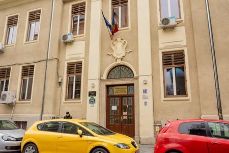 Universitatea din Bucureşti anunţă că a cumpărat, cu 6,45 milioane de euro, imobilul care găzduieşte Facultatea de Limbi şi Literaturi Străine / Imobilul fusese retrocedat proprietarilor, iar spaţiul ar fi trebuit eliberat în următorii patru ani