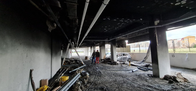 Incendiul din parcarea subterană a unui bloc din Constanţa - Maşinile distruse de flăcări au fost ridicate, iar zona a fost curăţată