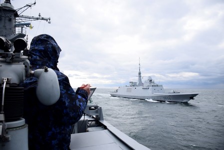 Fregata “Regina Maria” a desfăşurat un exerciţiu în Marea Neagră împreună cu o fregată franceză 