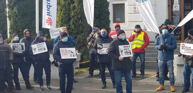 Protest al angajaţilor OMV Petrom, nemulţumiţi de negocierile privind contractul colectiv de muncă. Compania transmite că remuneraţia în Petrom este ”la niveluri competitive” - FOTO