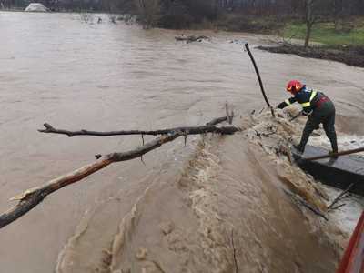 Pericol de inundaţii în mai multe judeţe - Debitele râurilor sunt în continuă creştere, fiind monitorizate de autorităţi / Intervenţii în Arad, Hunedoara, Caraş-Severin şi Alba 