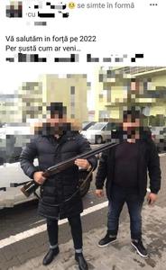 Descindere a poliţiştilor din Vrancea la doi bărbaţi care au postat pe Facebook o fotografie în care apar cu o armă  