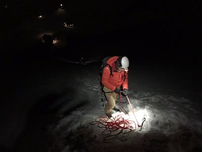 UPDATE - Intervenţie a salvamontiştilor din Sibiu, pentru salvarea unei alpiniste căreia i s-au rupt colţarii/ Femeia şi bărbatul care o însoţea, recuperaţi