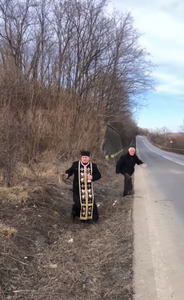 Bacău: Un preot a sfinţit "curba morţii" aflată la ieşirea din Oneşti spre Bacău - VIDEO