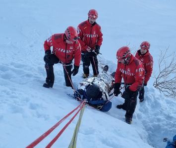 Alpinistă căzută într-o prăpastie de 250 de metri, în Bucegi, recuperată cu ajutorul unui elicopter - VIDEO