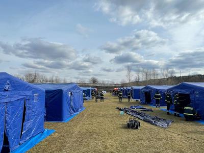 IGSU anunţă operaţionalizarea primei tabere mobile în judeţul Suceava / 30 de corturi, cu capacitate de 201 locuri, care vor asigura cazare temporară pentru ucrainenii care au nevoie / În curs de ridicare, o tabară la Sighetul Marmaţiei  