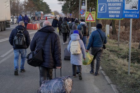 Comisar european, în vizită în România: Ca în fiecare război, civilii sunt cei care plătesc cel mai mare preţ / Peste 2 milioane de oameni au părăsit Ucraina, alţii sunt strămutaţi în interiorul ţării şi câteva milioane sunt prinşi în oraşe bombardate zil