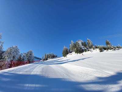 Autorităţile anunţă că în Poiana Braşov încă se mai schiază / Pe Valea Prahovei, unele staţiuni au închis sezonul de iarnă
