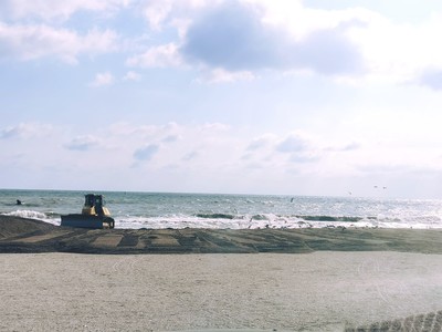 Ministerul Mediului anunţă că s-a finalizat activitatea de pregătire a plajelor pentru sezonul estival / 40 de tone de deşeuri ridicate de pe plaje / 407 agenţi economici deţin contracte de închiriere 