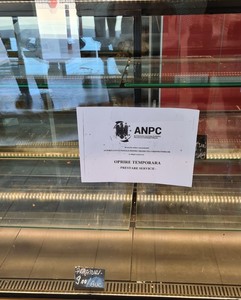 Două zone din magazine Auchan aflate în Suceava şi Iaşi, închise temporar de ANPC. Au fost găsite spaţii de depozitare cu mucegai şi vitrine frigorifice murdare