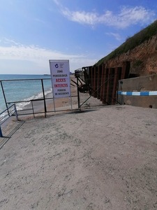 Faleza de la Costineşti, într-un stadiu avansat de degradare / Zona a fost îngrădită pentru siguranţa localnicilor şi turiştilor / Faleza este inclusă într-un proiect de reducere a eroziunii costiere