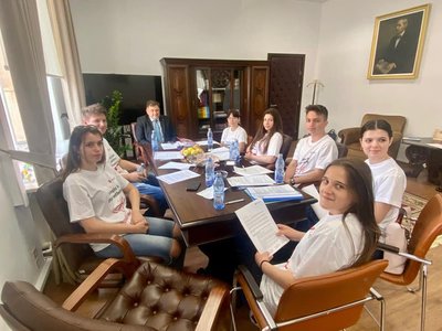 Ministrul Alexandru Rafila a discutat cu o delegaţie a Forumului Naţional al Copiilor despre introducerea cursurilor de Educaţie pentru Sănătate în şcoli şi marcarea Zilei Familiei