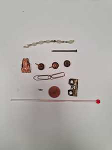 Trei piuneze, două agrafe, un cui şi o brăţară, printre obiectele extrase de medicii suceveni din stomacul unui bărbat de 55 de ani - FOTO