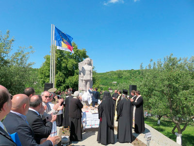 Bistriţa-Năsăud: Ministrul Agriculturii promite, după o vizită la Monumentul Ţăranului Român, că va da bani din salariul său pentru a tipări cărţi pentru popularizarea monumentului 