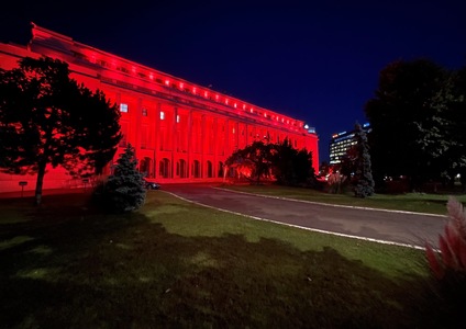 Palatul Victoria, iluminat în roşu cu ocazia Zilei naţionale pentru comemorarea martirilor Brâncoveni şi de conştientizare a violenţelor împotriva creştinilor
