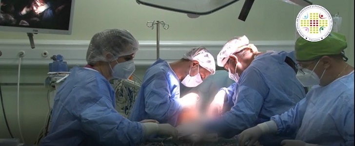 Timişoara: Operaţie complexă realizată de o echipă de specialişti în chirurgie de la Institutul Marius Nasta din Bucureşti şi Spitalul de Boli Infecţioase/ A fost scoasă o tumoră de lob inferior printr-o intervenţie hibridă
