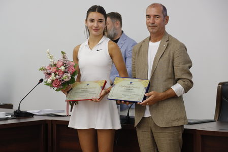  Alexia Tatu, câştigătoare a turneului de tenis de la  Wimbledon U14  şi antrenorul acesteia, premiaţi de CJ Buzău