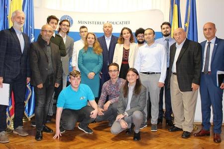 Ligia Deca, întâlnire cu elevii premiaţi la Olimpiada Balcanică de Informatică pentru seniori 
