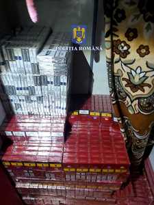 Botoşani: 20 de percheziţii la persoane bănuite de contrabandă / Au fost confiscate peste 33.000 de pachete cu ţigarete şi peste 200 de litri de băuturi alcoolice - VIDEO