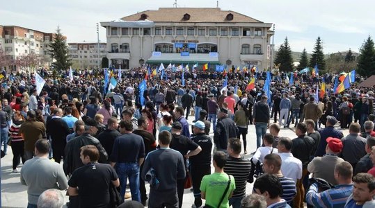 UPDATE - Mii de angajaţi ai Dacia au ieşit în stradă, la Mioveni / Protestul, faţă de nerespectarea promisiunilor guvernamentale privind modificarea legislaţiei muncii - VIDEO