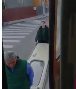 Iaşi: Uşa unui tramvai a căzut în timpul unei călătorii / Vatmanul şi o femeie au recuperat-o - VIDEO 