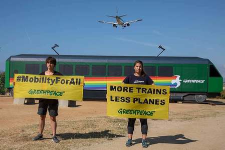 Greenpeace România: Trebuie să schimbăm modul în care ne mişcăm / În comparaţie cu trenurile, impactul asupra climei generat de zborurile pe distanţe scurte este complet disproporţionat 