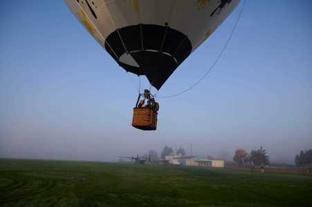 Premieră pentru paraşutiştii Jandarmeriei Române - Salturi de la 4.000 de metri, dintr-un balon cu aer cald