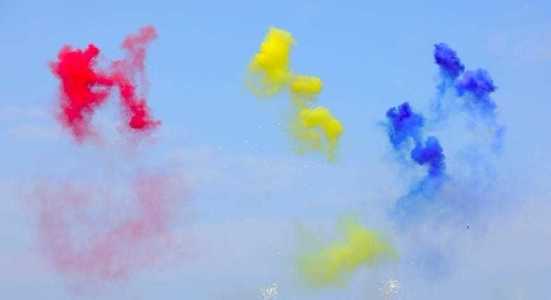 Constanţa: Artificii de zi în culorile drapelului României, de 1 Decembrie / Cei prezenţi la parada militară vor primi steguleţe tricolore şi baloane 