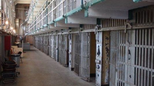Sindicaliştii din penitenciare denunţă un protocol prin care poliţiştii de frontieră sunt obligaţi să viziteze închisorile ”pentru a observa în ce condiţii îşi execută pedeapsa deţinuţii, cu scopul de a conştientiza consecinţele faptelor de corupţie”