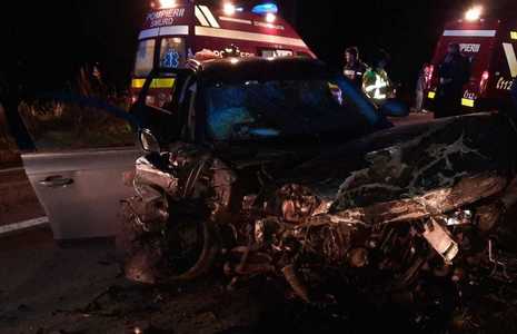 Opt persoane, implicate într-un accident rutier, lângă Timişoara / Patru copii şi doi adulţi au fost transportaţi la spital - FOTO