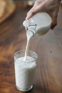 Consultări între ANSVSA şi AMRCR pentru delimitarea la comercializare a produselor lactate autentice, de cele pe bază de lapte şi cu adaos de grăsimi şi proteine, altele decât cele lactate