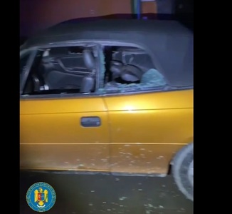 Arad: Un bărbat de 29 de ani şi-a agresat bunicul, i-a distrus maşina şi i-a spart geamurile casei - VIDEO 