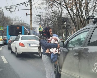 Poliţia Locală Sector 6: Un fenomen bizar ia amploare pe străzile Capitalei, la început de an: femei cu bebeluşi în braţe cerşesc la semafor „un bănuţ pentru lapte praf”. Nu vă lăsaţi păcăliţi! Nu sunt copii, ci păpuşi din cârpe  - FOTO