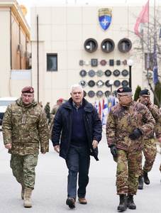 Ministrul Apărării şi şeful Statului Major al Apărării, vizită în baza NATO KFOR din Pristina, Kosovo/ Tîlvăr: Înainte de a discuta despre achiziţii şi înzestrare, pe primul loc în atenţia ministerului se găsesc condiţiile de viaţă ale militarilor