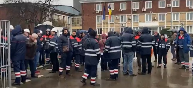 Protest spontan în rândul angajaţilor unei firme a Consiliului Local Ploieşti care asigură activitatea de termoficare pentru municipiu - FOTO

