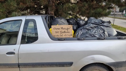 Alba Iulia: Locuitorii de pe o stradă pe care gunoierii nu au trecut de două săptămâni au dus deşeurile la sediul firmei de salubritate - FOTO
