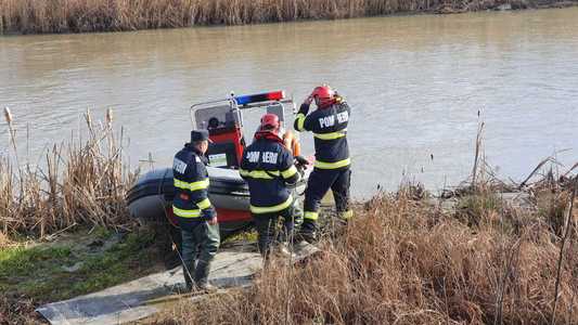 Autorităţile caută de mai multe ore un bărbat care ar fi căzut în apele unui pârâu, în Curtea de Argeş - VIDEO