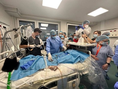 “Plămânul artificial”, ultima şansă la viaţă pentru mulţi pacienţi. Un medic român din Germania a strâns la Oradea specialişti şi le-a arătat utilitatea extinsă a Oxigenării Extracorporale Arterio-Venoase. Aparatele pot fi folosite şi pentru resuscitare

