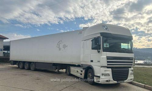 Ţigări de contrabandă, în valoare de peste 1,5 milioane de euro, descoperite ascunse într-un autocamion care transporta produse de igienă şi care intenţiona să intre în România - FOTO/VIDEO