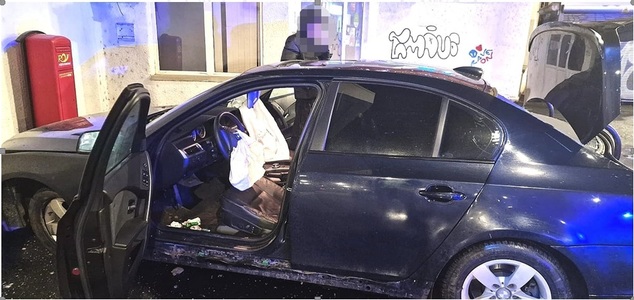 Braşov: Un tânăr de 19 ani, beat, a trecut cu maşina peste un sens giratoriu şi s-a oprit în zidul unui imobil - FOTO