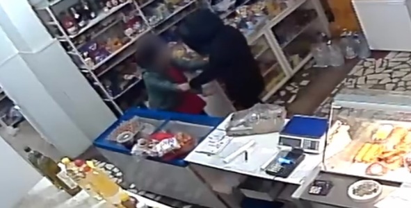 Galaţi: Un tânăr de 20 de ani a fost arestat, după ce a vrut să jefuiască un magazin alimentar / El atacase şi anul trecută o bătrână, însă poliţiştii nu au reuşit să îl prindă - VIDEO