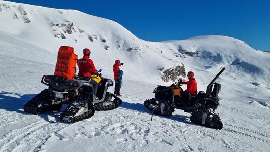 Salvamontiştii au primit un mesaj SOS transmis automat de un snowmobil de ultimă generaţie / Intervenţie a salvatorilor montani din Voineasa şi Gorj